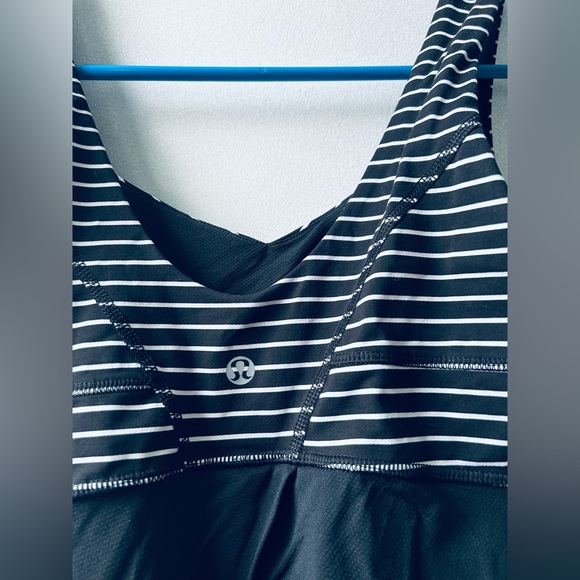 LuLu Lemon athletica, size 6, activewear top with NO INNER BRA, - Picture 3 of 5